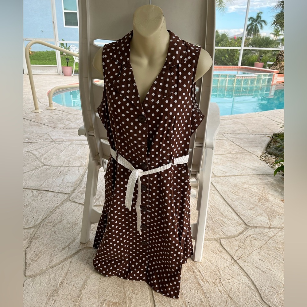 Sleeveless, button down front, wide collar, belted dress